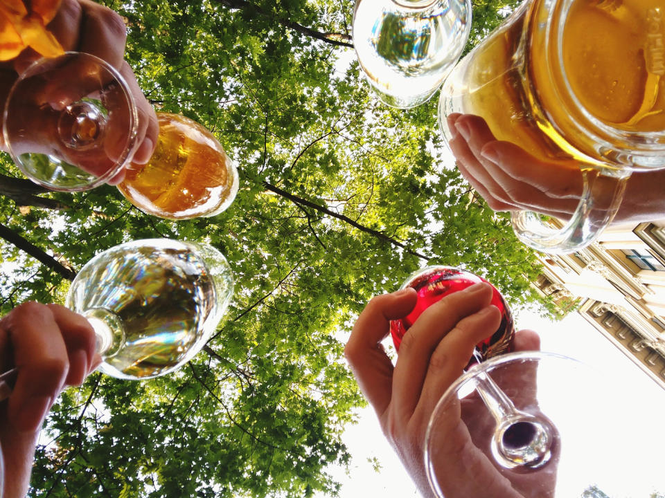 Die Reihenfolge von Bier und Wein ändert nichts am Kater. (Symbolbild: Getty Images)