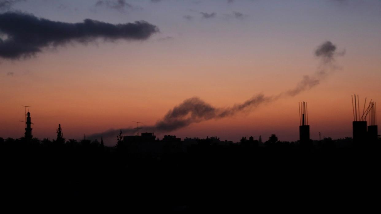 Rauchwolken steigen nach einem Angriff auf Ziele im Gazastreifen auf. Foto: Ashraf Amra, APA Images via ZUMA Wire