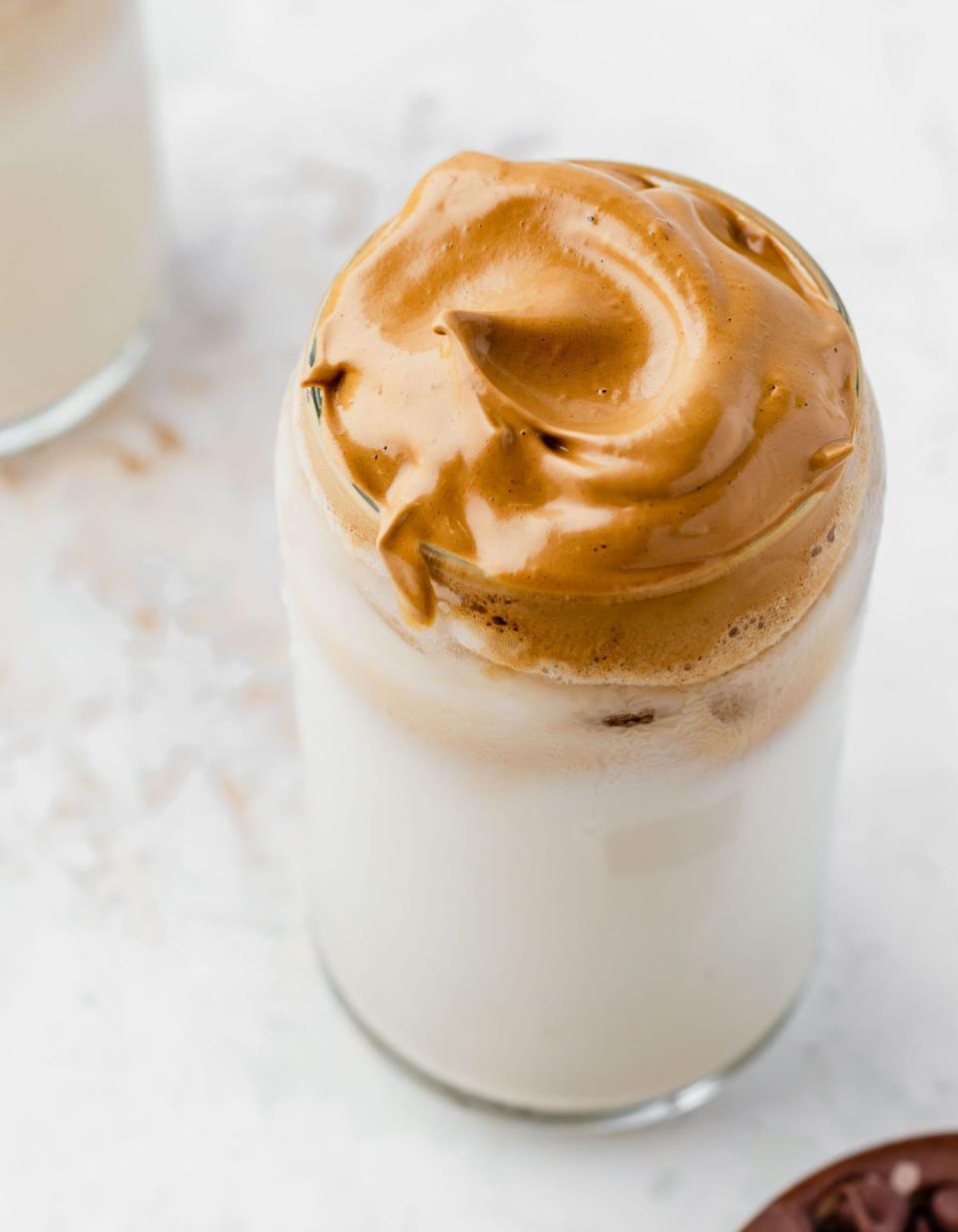 <p>Le dalgona coffee, c’est la boisson tendance venue de Corée ! En été, on le déguste froid pour se rafraîchir.</p><p>Découvrir la <a href="https://www.theguccha.com/homemade-iced-mocha-dalgona-coffee/" rel="nofollow noopener" target="_blank" data-ylk="slk:recette;elm:context_link;itc:0;sec:content-canvas" class="link ">recette</a></p><br>