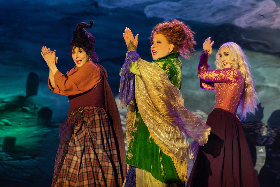 Kathy Najimy como Mary Sanderson, Bette Midler como Winifred Sanderson, y Sarah Jessica Parker como Sarah Sanderson en 'El retorno de las brujas', exclusivamente en Disney+. Photo by Matt Kennedy. © 2022 Disney Enterprises, Inc. All Rights Reserved.