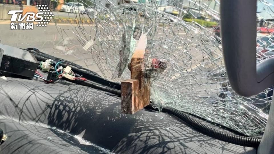 洪男駕駛半聯結車，車上載運的鋼構捆綁固定栓脫落，插進台南市消防局公務車前擋風玻璃。（圖／警方提供）