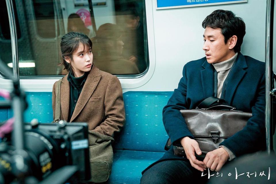 李善均（右）、IU去年合作電視劇《我的大叔》，被韓國戲劇藝術學會選為「2018年度最佳作品」。（翻攝自tvN官網）