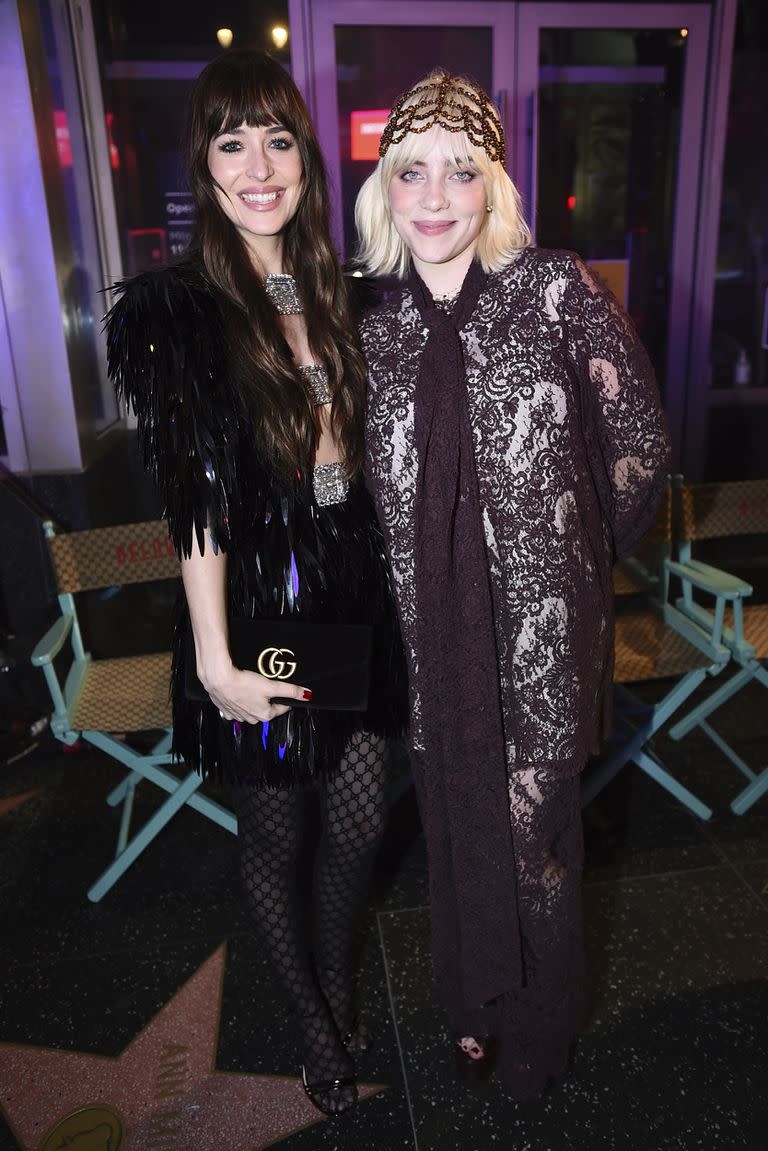 Dakota Johnson y Billie Eilish sonríen para las cámaras