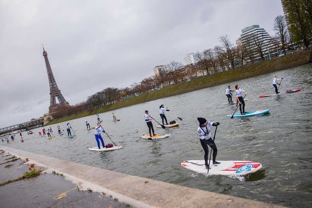 <p>Lors de la course de paddle sur la Seine à Paris, le 5 décembre 2021.</p>