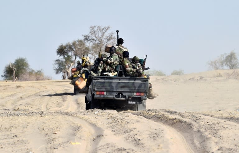 Soldados nigerinos patrullan por una zona desértica próxima a Bosso, el 25 de mayo de 2015 al sureste de Níger, cerca de la frontera con Nigeria (Issouf Sanogo)