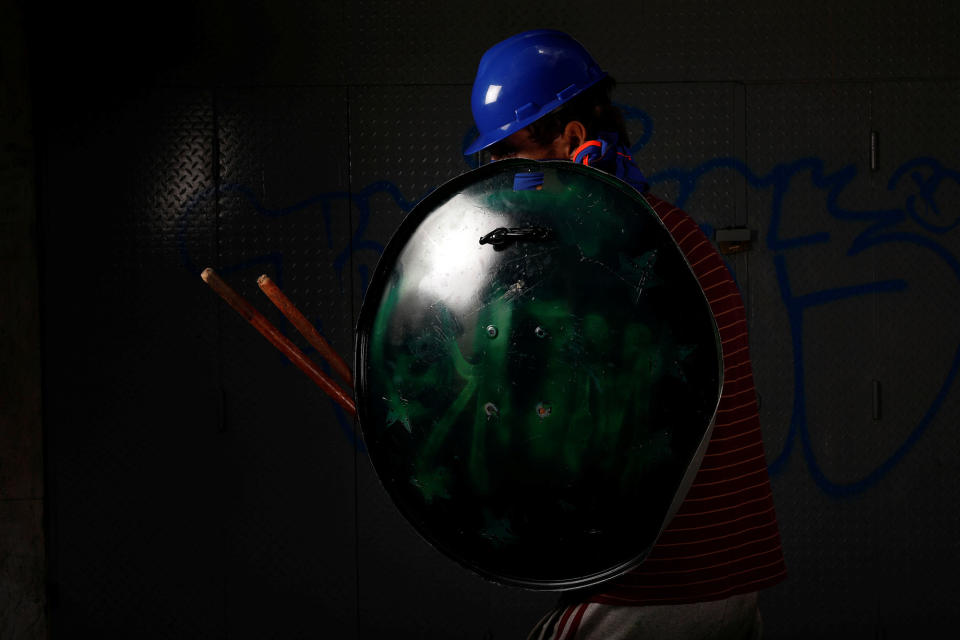 <p>A demonstrator holding a satellite TV antenna used as a shield poses for a picture before a rally against Venezuelan President Nicolas Maduro’s government in Caracas, Venezuela, May 27, 2017. He said: “I protest for my country… we are the resistance and we are fighting for the world to understand that we live in a dictatorship. I fight for the beautiful Venezuela.” (Photo: Carlos Garcia Rawlins/Reuters) </p>