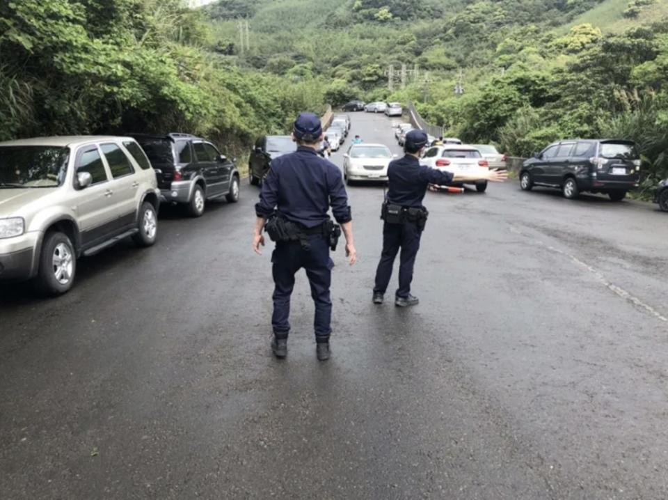 瑞芳警協助疏導車潮。（記者徐煜勝翻攝）