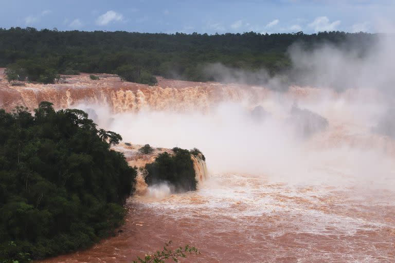 El caudal del río creció 10 veces 