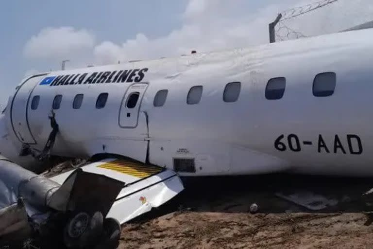 El fuselaje de la aeronave se resquebrajó y se partió