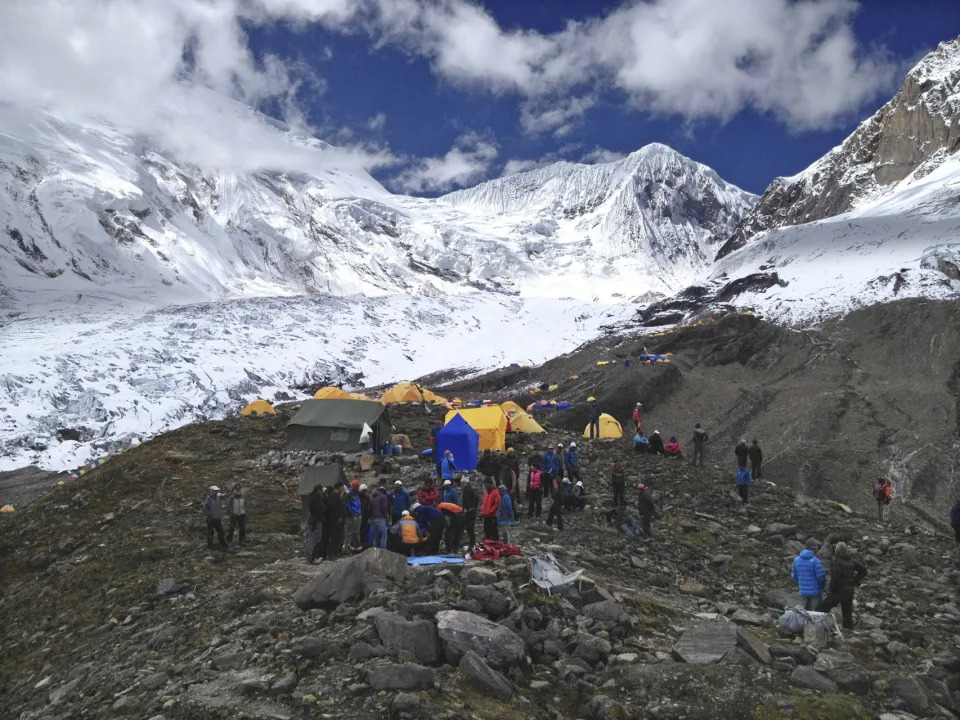 Nepal bans unguided expeditions and extinguishes solo trekking