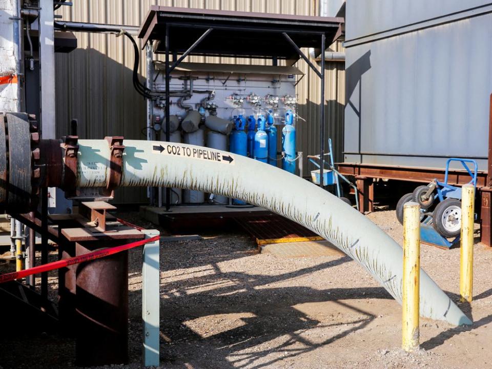  Pipes run through Shell’s Quest Carbon Capture and Storage facility in Fort Saskatchewan, Alta.