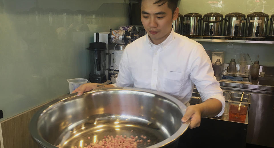 Joe Li demonstrating how pearls are made. (PHOTO: Gabriel Choo / Yahoo Lifestyle Singapore)