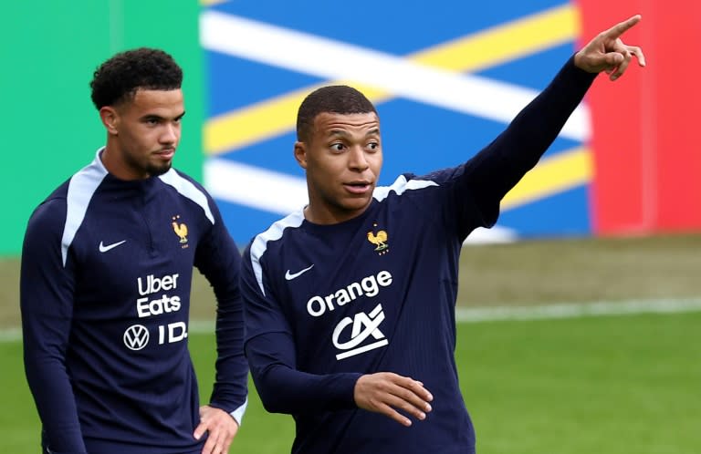 El delantero francés Kylian Mbappé (izquierda) junto con el centrocampista Warren Zaire-Emery durante un entrenamiento de la selección de Francia, el 12 de junio de 2024, en Paderborn (oeste de Alemania) (FRANCK FIFE)