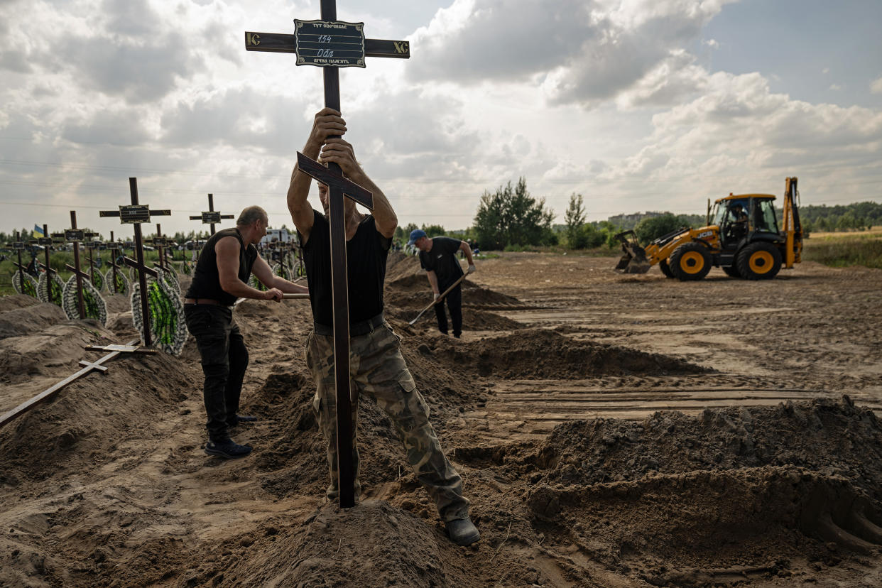 Un entierro masivo en Bucha, Ucrania, este mes. (Lynsey Addario para The New York Times).