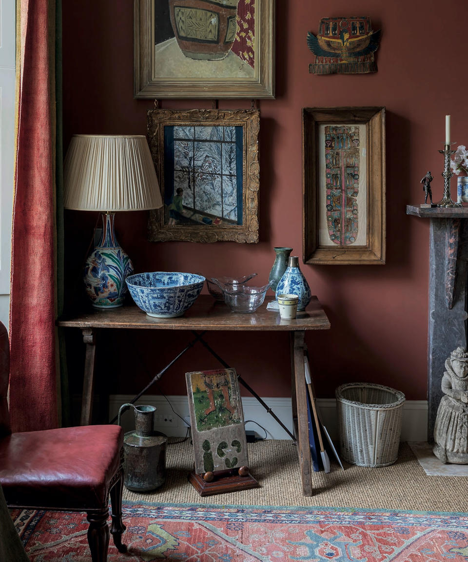 21. PAINT A LIVING ROOM WITH A HERITAGE RED