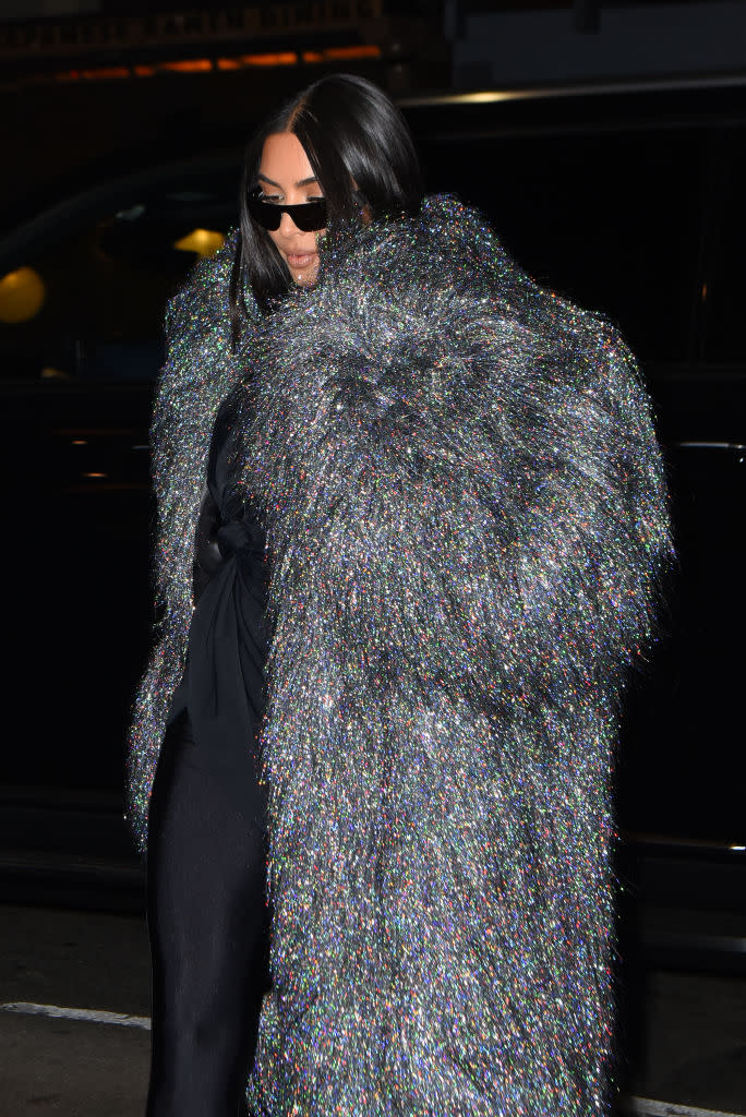 Kim Kardashian 身穿 Balenciaga。