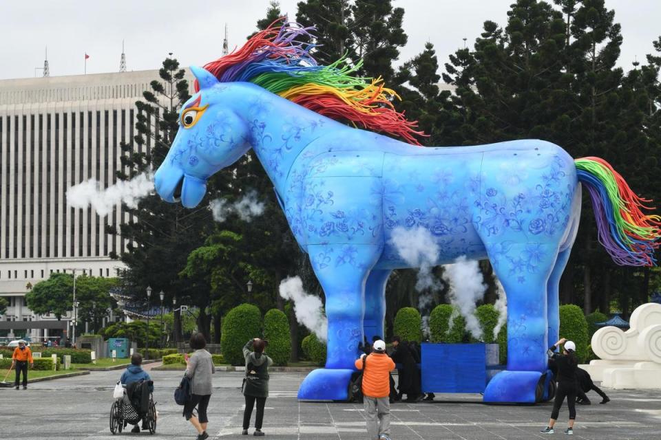 「雨馬」高10公尺，重達7噸，身上的圖案以客家藍染為發想，繪著客家花布象徵喜氣與富貴的花紋。（紙風車劇團提供）