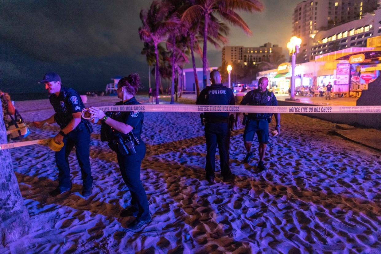 Police officers close off the area where gunfire broke out along a beach boardwalk in Hollywood, Florida, USA, 29 May 2023 (EPA)