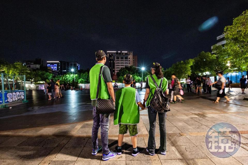 女志工（右）去年7月在台北車站前遭A男性騷擾，愛心團體隨後將他退團。（圖經變裝變色處理）