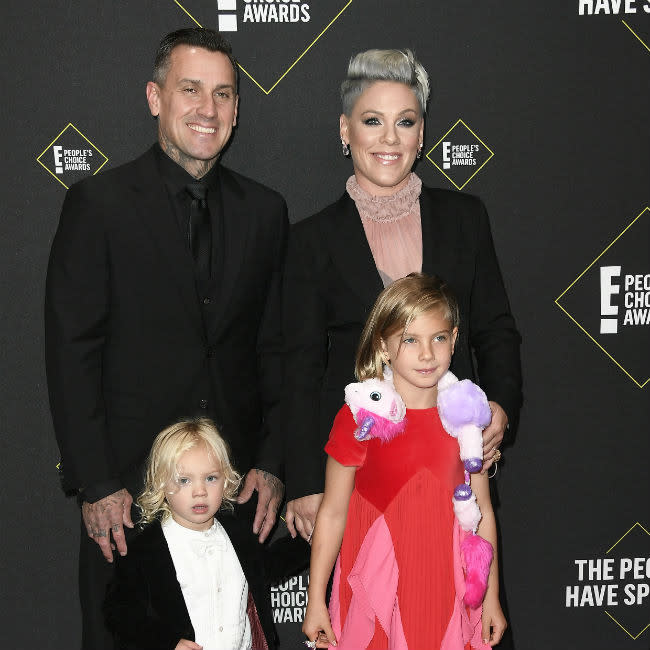 Carey Hart y Pink con sus hijos Willow y Jameson credit:Bang Showbiz