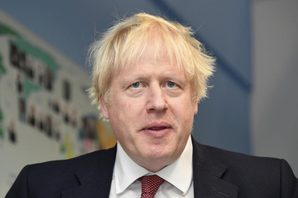 El primer ministro británico Boris Johnson visit una escuela en Londres, 10 de julio de 2019. (Toby Melville/Pool via AP)