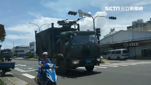 經軍事迷研判，發現軍方車隊載運的是我國軍自製量產的「雄三飛彈」發射車。（圖／翻攝畫面）