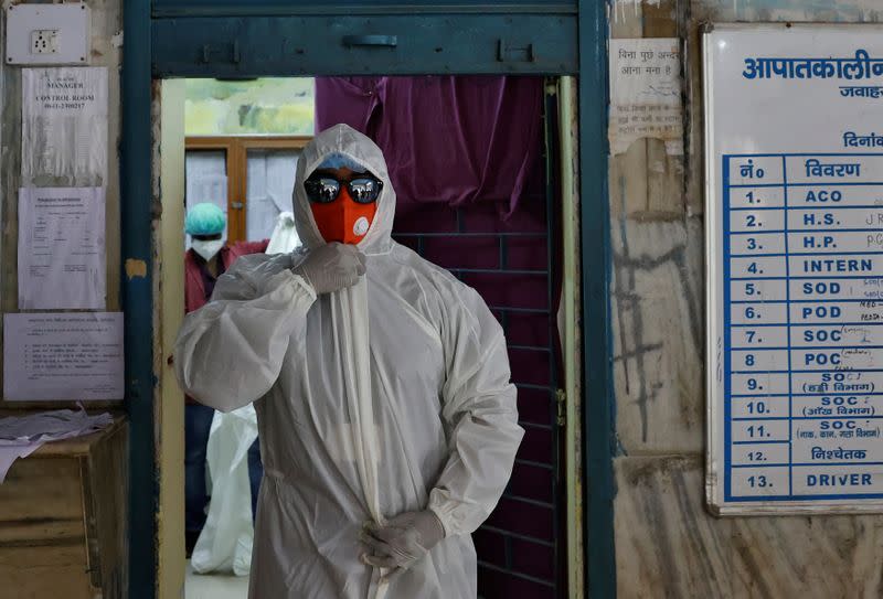 Wider Image: Last doctor standing: Pandemic pushes Indian hospital to brink