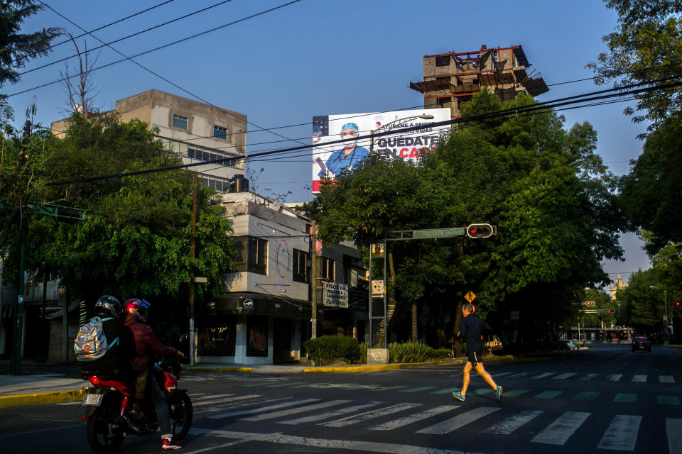 Un aviso en Ciudad de México con la imagen de una trabajadora de la salud exhorta a la gente a quedarse en casa. (Meghan Dhaliwal/The New York Times)