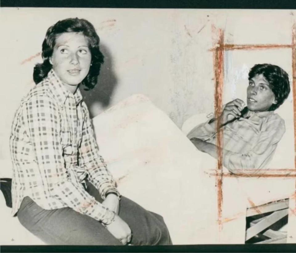 Foto de archivo del 23 de diciembre de 1972 de Álvaro Mangino, entonces de 19 años, y su novia Margarita Arocena, de 17, en un hospital de Santiago de Chile, un día después de ser rescatado de la cordillera andina. Mangino y 15 hombres uruguayos sobrevivieron 72 días en la cordillera andina después que su avión se estrelló.