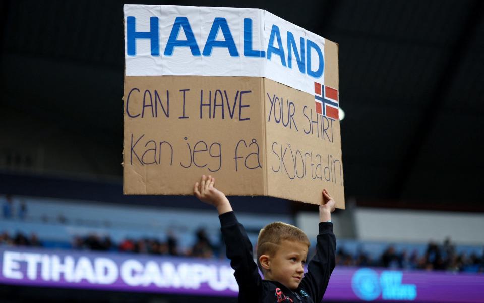 A young Manchester City fan