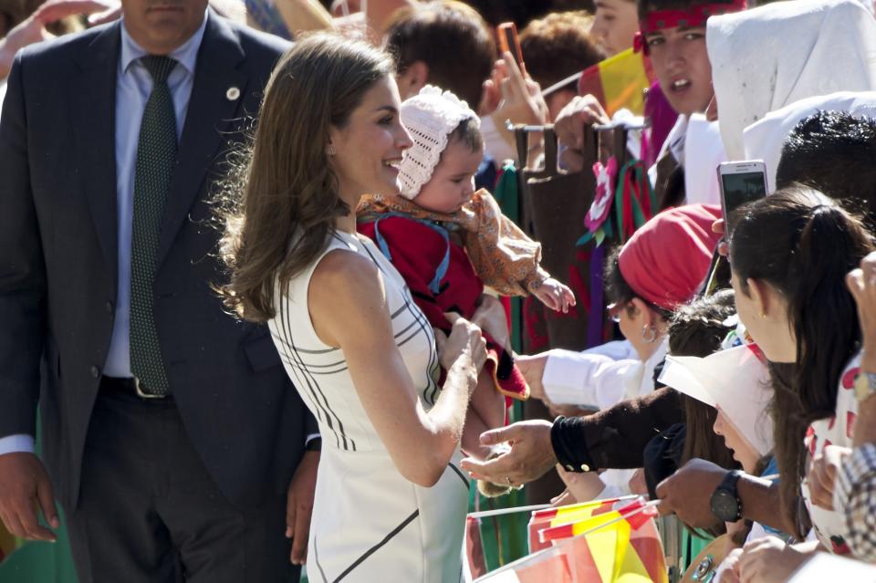 La reina Letizia emociona a la gente con su carisma al estilo Lady Di