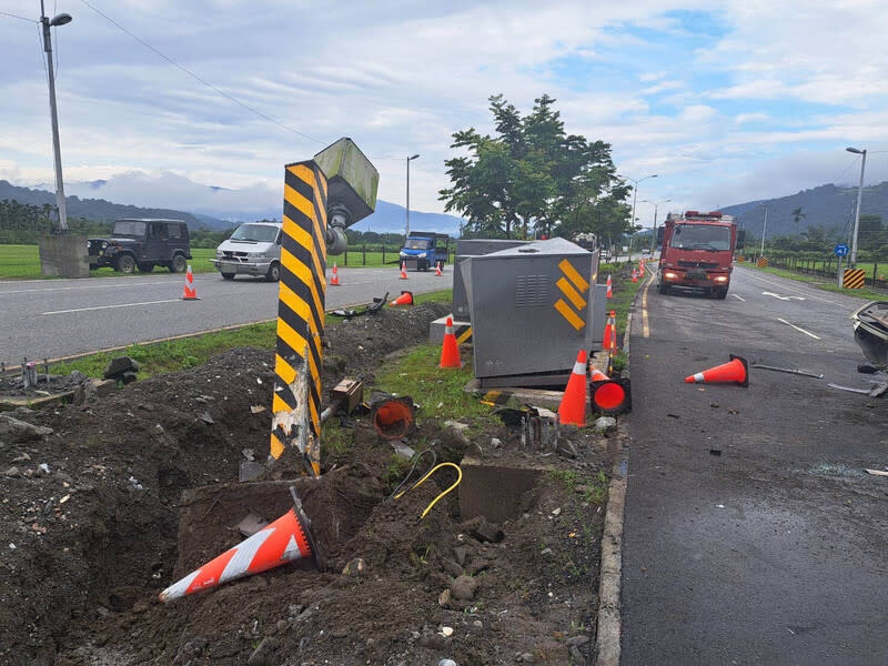 花蓮台9線測速桿王遭撞 30歲林姓男子4日駕車行經台9線248.3K處瑞穗鄉富源 段，不明原因先撞擊測速照相桿，滑行再撞變電箱， 警消獲報將受困林男救出送醫，幸無大礙；被撞測速 照相桿曾登花蓮縣內測速桿王，引發鄉民議論。 （民眾提供） 中央社記者李先鳳傳真  113年6月4日