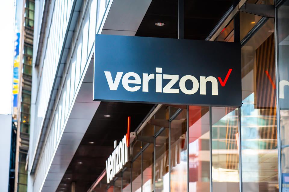 NEW YORK CITY, UNITED STATES - 2020/02/20: American multinational telecommunications conglomerate, Verizon store logo seen in Midtown Manhattan. (Photo Illustration by Alex Tai/SOPA Images/LightRocket via Getty Images)