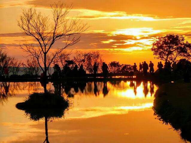 夕陽西下輝映金色霞光，湖光似鏡美如一幅畫（圖片來源：新北市觀光旅遊網）