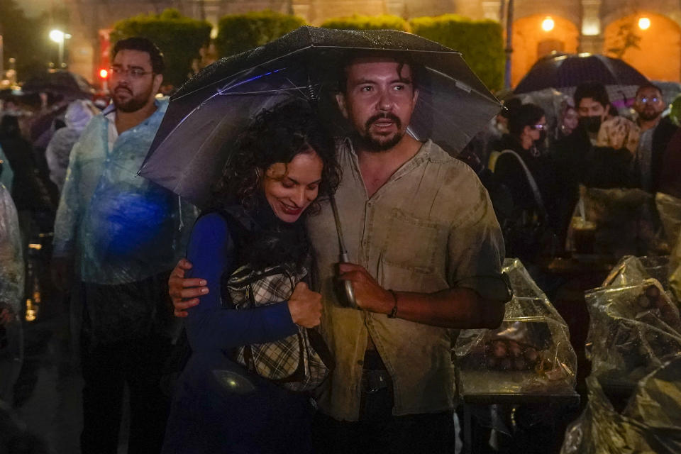 Una pareja en el concierto gratuito del cantautor cubano Silvio Rodríguez en el Zócalo de la Ciudad de México el 10 de junio de 2022. (Foto AP/Eduardo Verdugo)