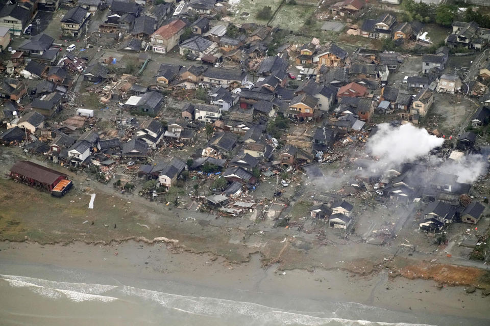 日本石川縣1日發生強震，珠洲市被海嘯摧毀的住宅區。（Kyodo/路透社）
