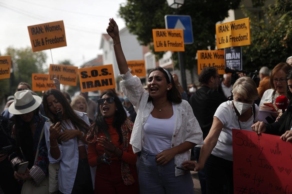 Weltweit gehen Frauen aus Solidarität für die Proteste im Iran auf die Straßen – wie hier in Spanien. - Copyright: picture alliance/AA/Burak Akbulut