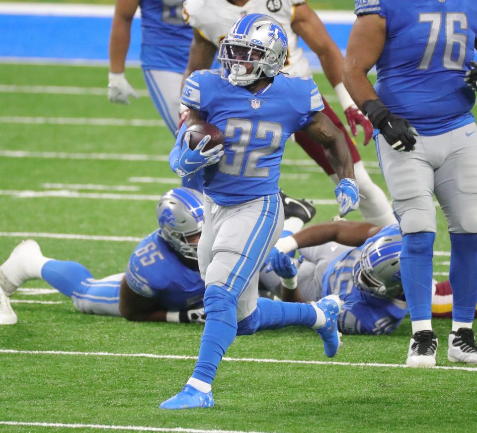 Lions running back D'Andre Swift runs by Washington Football Team defenders during the first half at Ford Field on Sunday, Nov. 15, 2020.