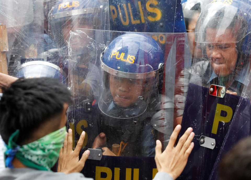 <p>Anti-riot police officers block protesters trying to march towards the U.S. Embassy during a rally against President Donald Trump’s visit, in Manila, Philippines, Nov. 10, 2017. (Photo: Erik De Castro/Reuters) </p>