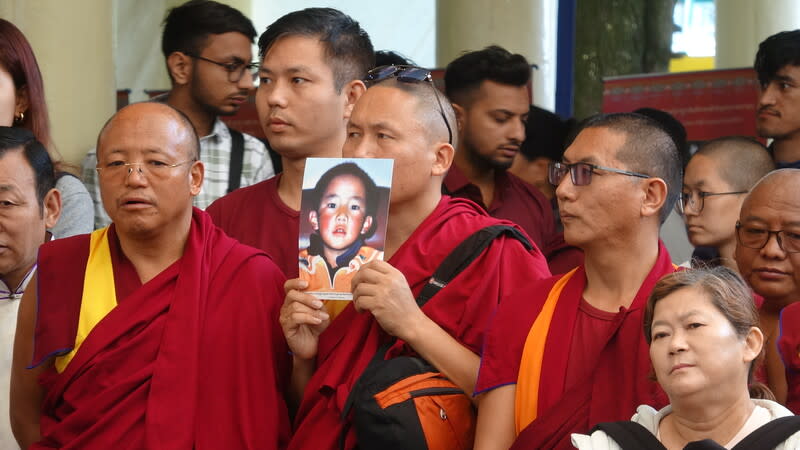 班禪喇嘛生日  流亡藏人要求中共放人 流亡印度的藏人25日在山城達蘭薩拉為第十一世班禪 喇嘛舉行35週歲生日紀念活動，並要求中共立即放 人。圖為一名僧侶手持班禪喇嘛幼時的照片。 中央社記者林行健達蘭薩拉攝  113年4月25日 