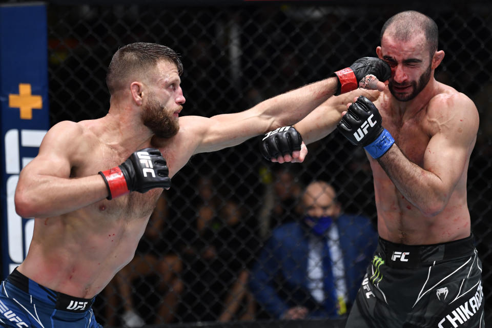 LAS VEGAS, NEVADA - 15 DE ENERO: (LR) Calvin Kattar golpea a Giga Chikadze de Georgia en su pelea de peso pluma durante el evento UFC Fight Night en UFC APEX el 15 de enero de 2022 en Las Vegas, Nevada.  (Foto de Jeff Bottari/Zuffa LLC a través de Getty Images)