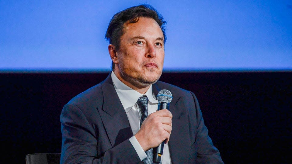 El CEO de Tesla, Elon Musk, mira hacia arriba mientras se dirige a los invitados en la reunión Offshore Northern Seas 2022 (ONS).