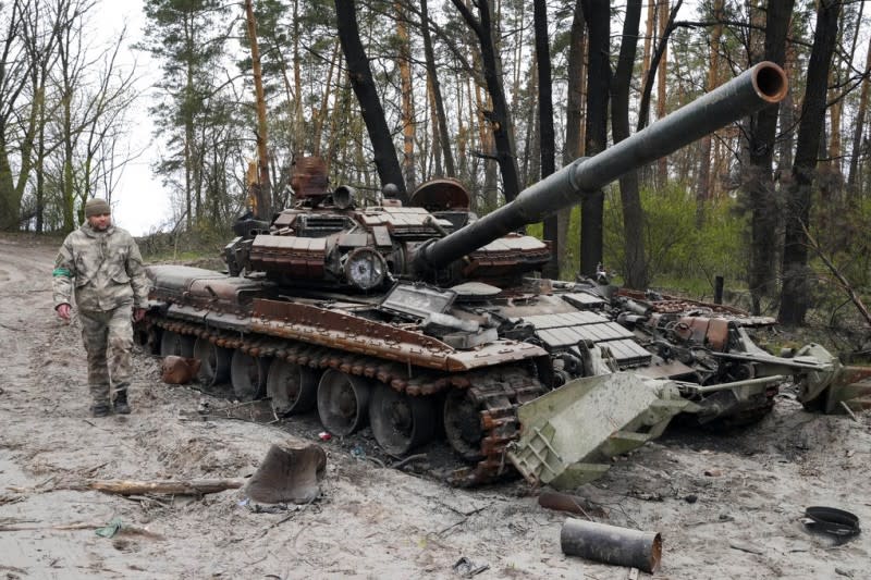 2022年4月19日，一名烏克蘭士兵在基輔近郊查看俄軍遺留下來的戰車。（美聯社）