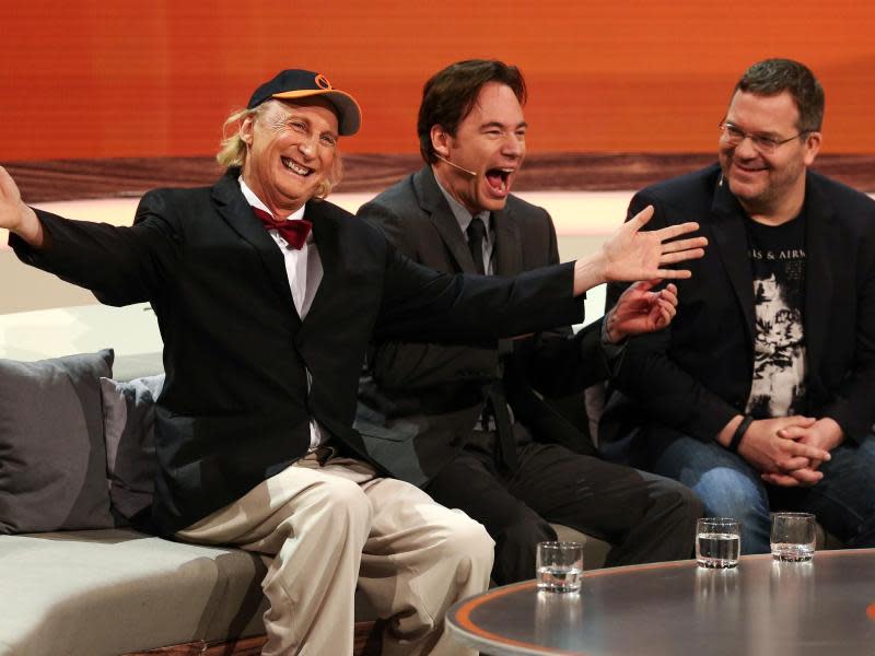 Otto Waalkes (l-r), Bully Herbig und Elton bei «Wetten, dass..?» in Nürnberg. Foto: David Ebener