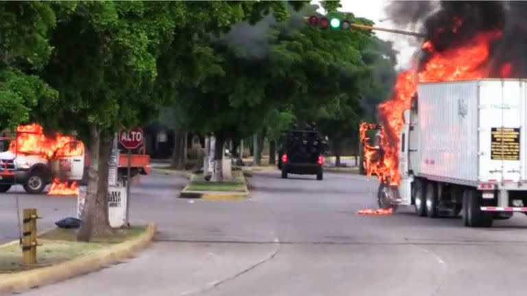 Cientos de sicarios del cartel de Sinaloa bloquearon calles en Culiacán.