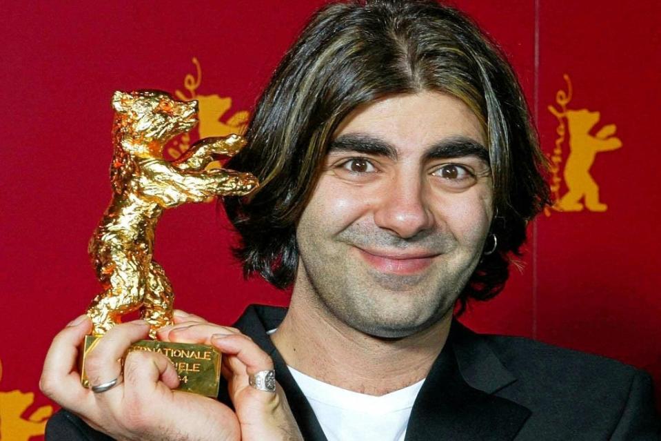 Fatih Akin vor 16 Jahren, am 14.2.2004, mit dem Goldenen Bären für „Gegen die Wand“.<span class="copyright">picture-alliance / dpa</span>