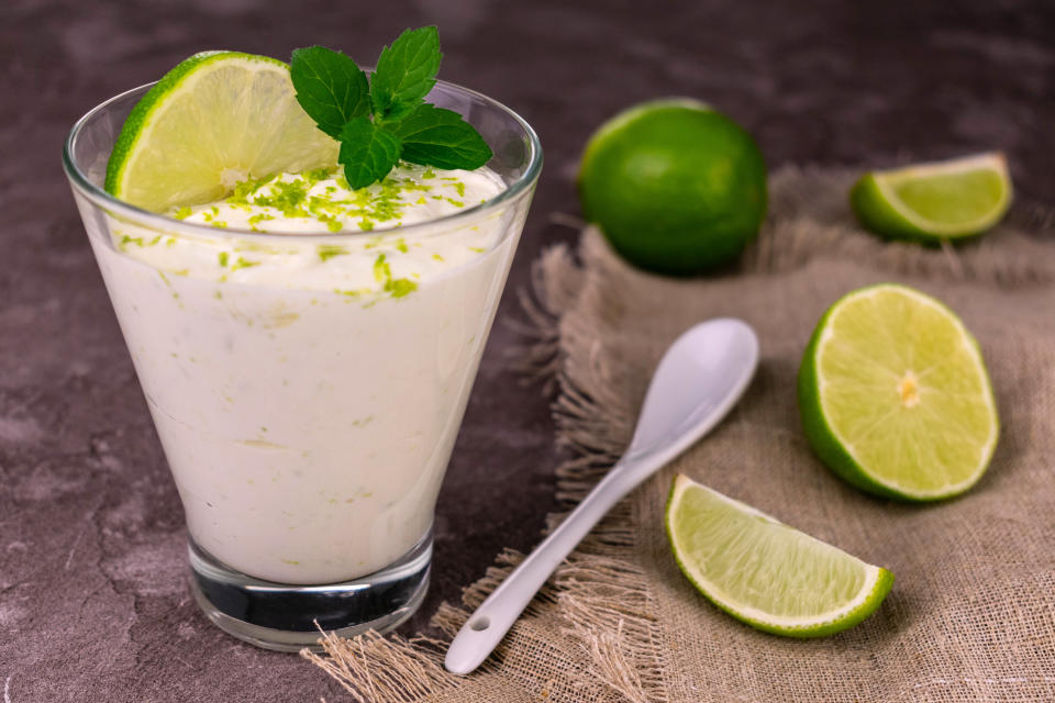 Leicht, süß und fruchtig: Die Griechische Limettencreme gelingt ganz einfach. (Foto: Getty Images)