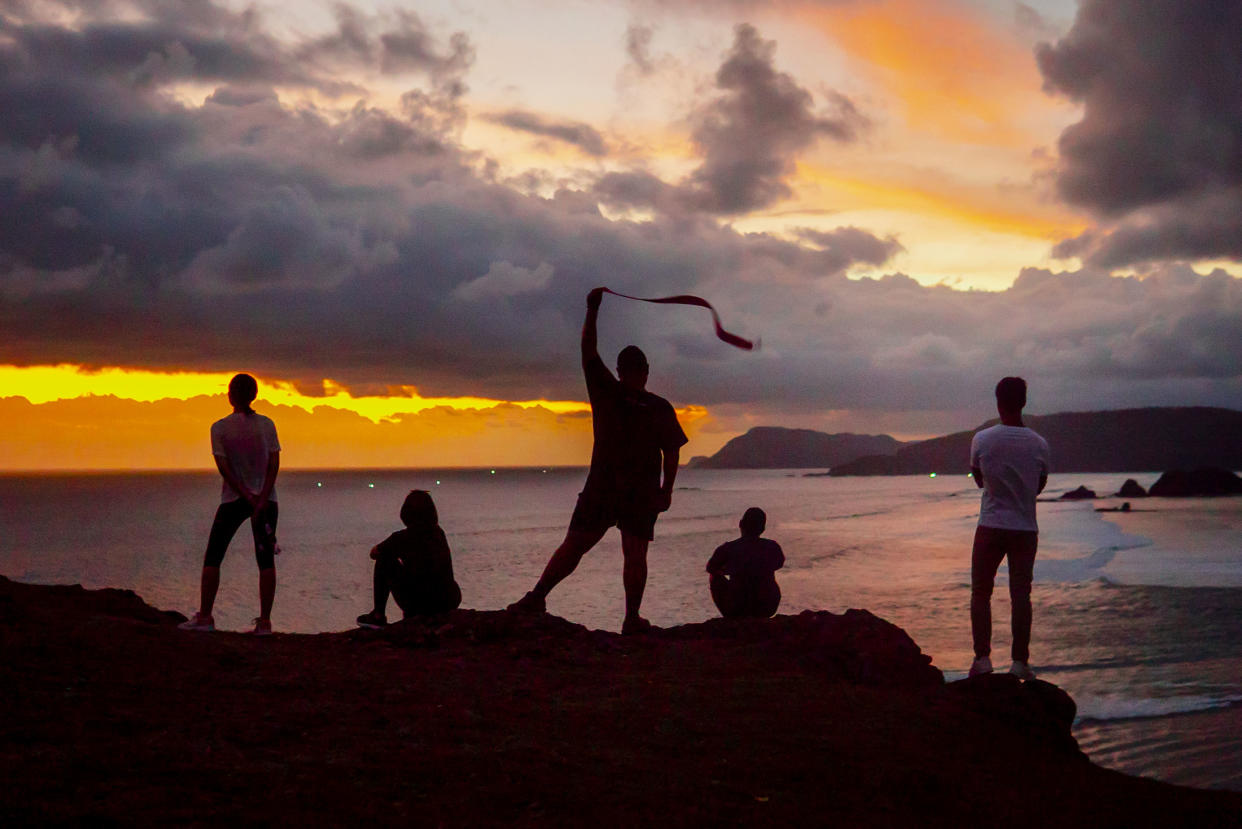 Para bintang The AXN Ultimate Challenge Indonesia menikmati senjadi Mandalika, Nusa Tenggara Barat.