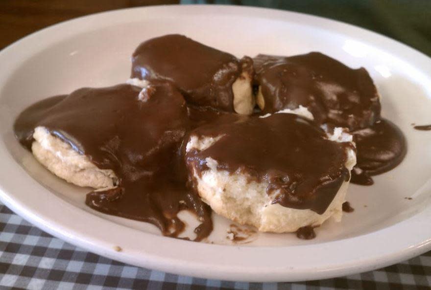 Arkansas: Biscuits with chocolate gravy