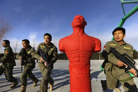 Trainees hold replica 95 semi-automatic rifles as they take part in Tianjiao Special Guard/Security Consultant training on the outskirts of Beijing December 11, 2013. REUTERS/Jason Lee